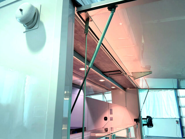 Klingel und Klappenöffnung in einem Tourenmobil mit Kühltheke