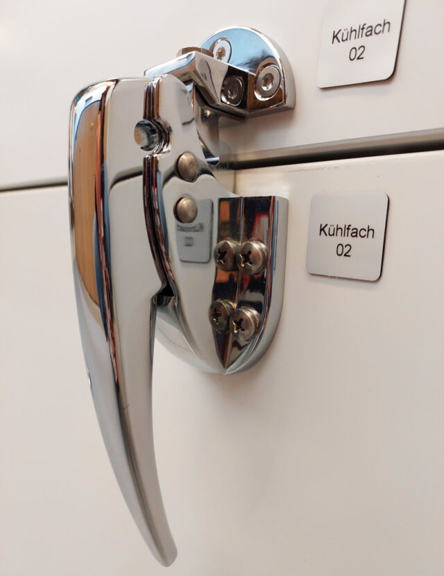 Kühlklappenverschlüsse in einer Nachschubkühlung Kühltheke