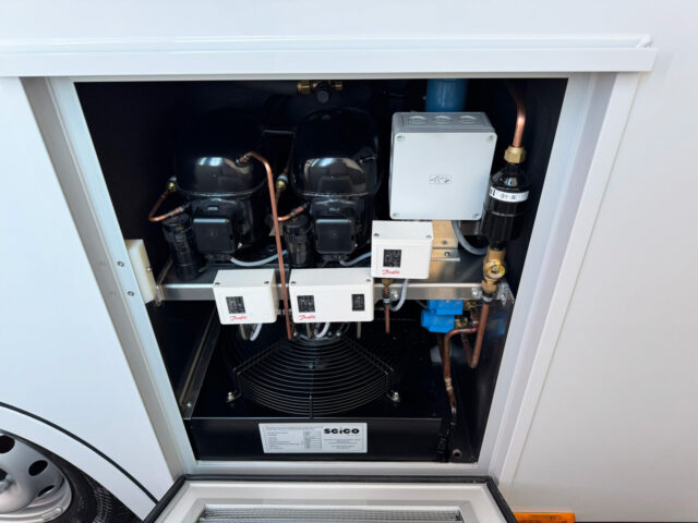 Kühlmaschine in einem Tourenmobil mit Kühltheke