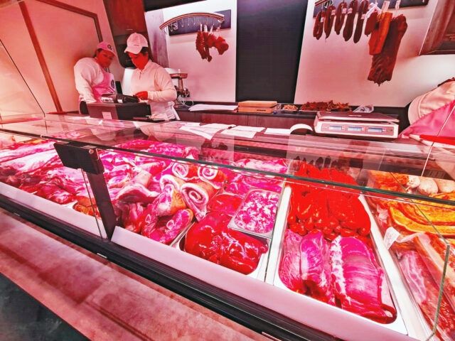 Kuehltheke eines Verkaufswagens mit Fleisch