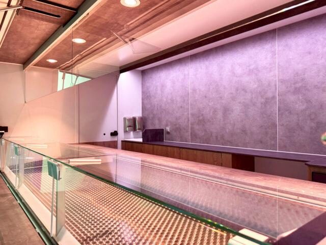 Kundenansicht Heckseite innen in einem Tourenmobil mit Kühltheke