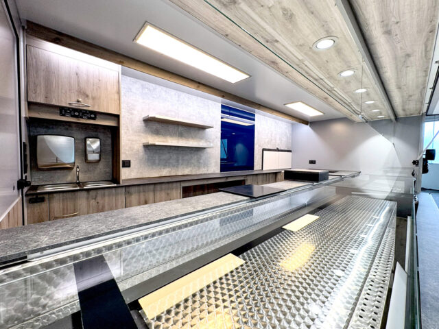 Kundeneinsicht Verkaufswagen Fisch