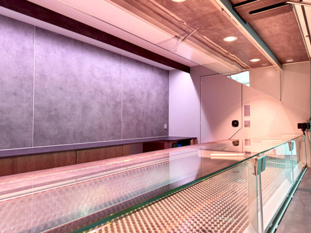 Kundeneinsicht eines Tourenmobils mit Kühltheke