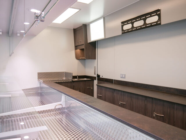 Verkaufsmobil, Verkaufsraum, Verkaufsfahrzeuge, Verkaufswagen, Fischmobil, Kühltheke, Fischfahrzeug, Fischwagen, Wochenmarktwagen, Wochenmarktfahrzeug, Mobil verkaufen, Fahrzeug mit Kühltheke