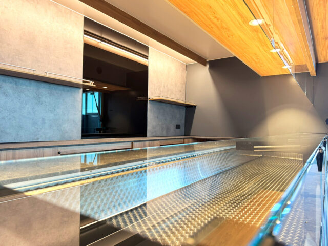 Kundeneinsicht von der Heckseite in ein Verkaufsfahrzeug mit Umluftkühlung