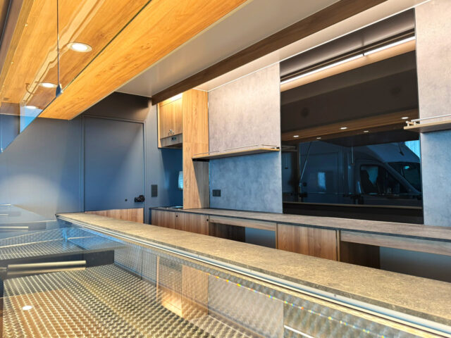 Kundeneinsicht von der Vorderseite in ein Verkaufsfahrzeug mit Umluftkühlung