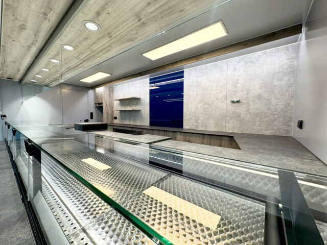 Kundeneinsicht von vorn in ein Verkaufsfahrzeug Fisch