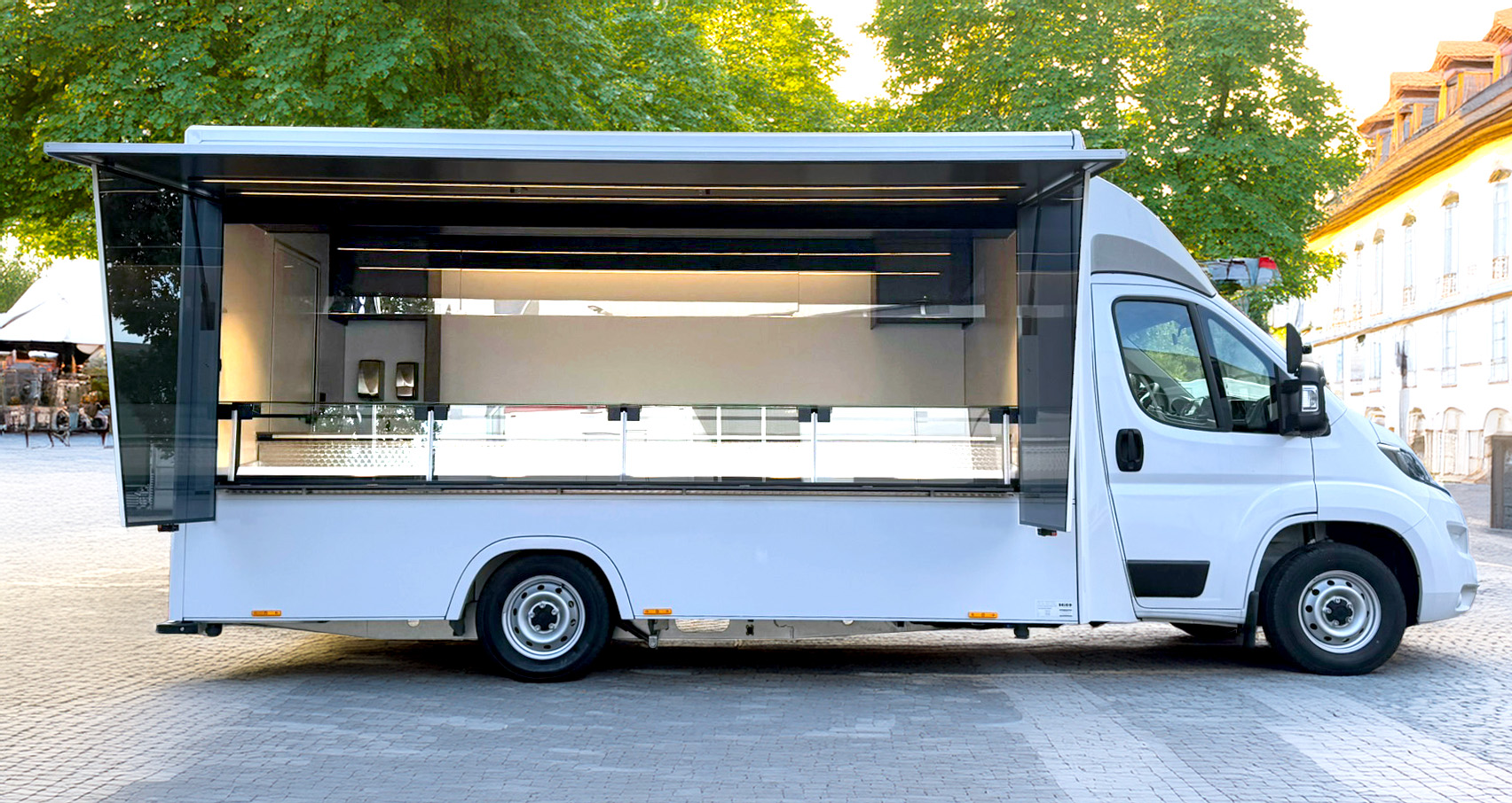 Marktverkaufswagen mit Kühltheke Gesamtansicht