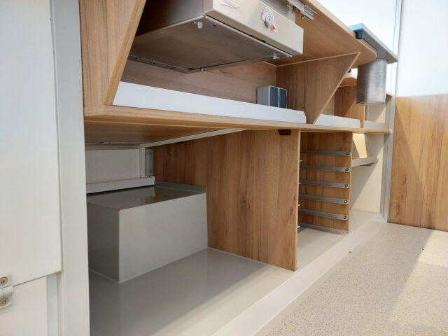 Bäckereiverkaufswagen Nachschub unter Backtheke