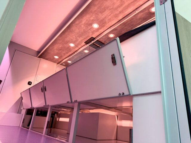 Nachschubkühlung unter der Theke eines Tourenmobils mit Kühltheke