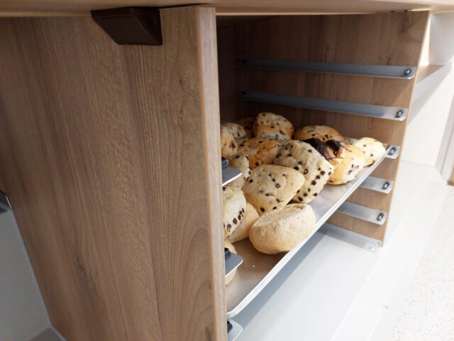 Bäckereiverkaufswagen Nachschubregal unter Bäckertheke