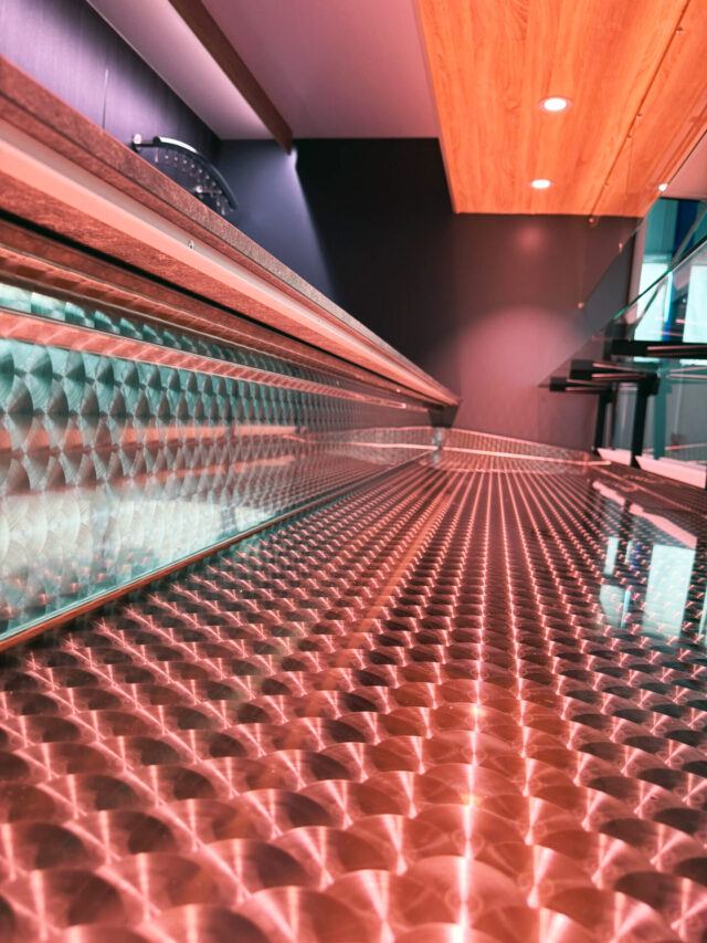 Nahtloses Edelstahlbett in der Thekenauslage eines Fleischverkaufsmobils