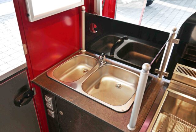 Hähnchenwagen kaufen Innenansicht Spüle