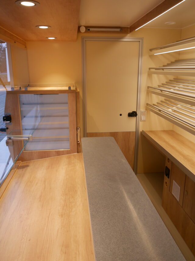 Marktmobil / Marktfahrzeug / Marktwagen / Verkaufsanhänger / Verkaufsmobil / Verkaufswagen / Verkaufsfahrzeug / Verkaufsauto gebraucht / Verkaufsfahrzeug gebraucht / Verkaufsmobil gebraucht / Verkaufsfahrzeug mobiler Handel / Mobil verkaufen / Wochenmarkthandel / Tourenverkauf / Marktwagen / Mobiler Verkaufsstand / Seico / Borco / Esselmann / Fischer / RKB Gamo / GIMA-Tec / Backmobil / Bäckerwagen / Backfahrzeug / Backmobile / Back Auto / Backanhänger / Bäckertoure / Brötchenflitzer / Backwarenhandel Wochenmarkt / Backwagen / Brothandel / Brotverkauf