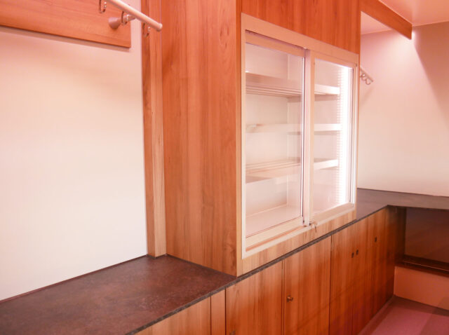 Sichtkühlschrank mit Beleuchtung auf der Arbeitsfläche in einem Hackfleischfahrzeug mit Kühltheke für den Wochenmarkt