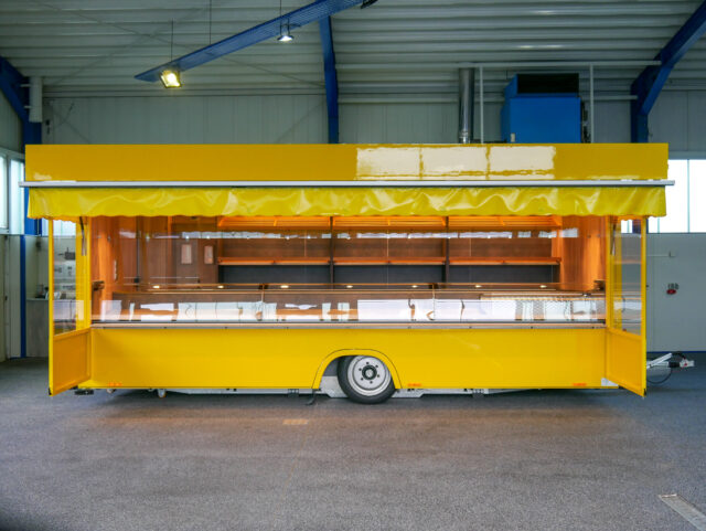 Verkaufsanhänger / Marktwagen / mobiler Verkauf / Bäckerwagen / Backanhänger / Backfahrzeug / Wochenmarkt / Backwagen