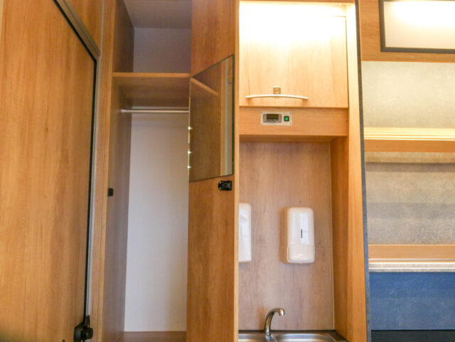 Verkaufsanhänger / Hygieneschrank / Waschbecken / Garderobenschrank / Marktwagen / mobiler Verkauf / Bäckerwagen / Backanhänger / Backfahrzeug / Wochenmarkt / Backwagen