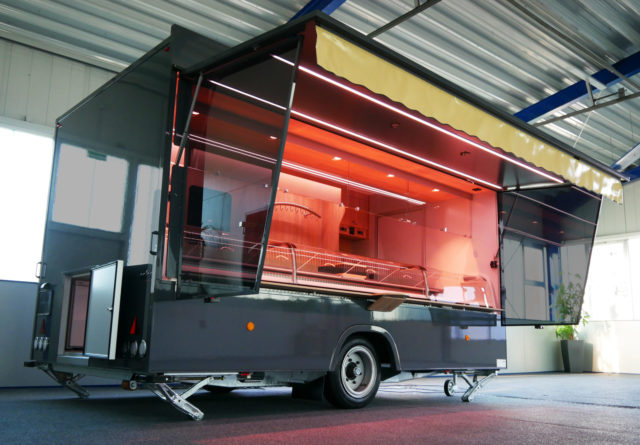 Fleischwagen / Fleischanhänger / Verkaufsfahrzeug / Verkaufswagen mit Kühltheke / Verkaufsfahrzeug mit Kühltheke / Verkaufsanhänger / Verkaufswagen / Marktwagen / mobiler Handel mit Fleisch / Umluftkühltheke