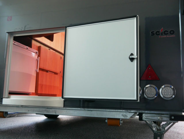 Fleischwagen / Fleischanhänger / Verkaufsfahrzeug / Verkaufswagen mit Kühltheke / Verkaufsfahrzeug mit Kühltheke / Verkaufsanhänger / Verkaufswagen / Marktwagen / mobiler Handel mit Fleisch / Umluftkühltheke