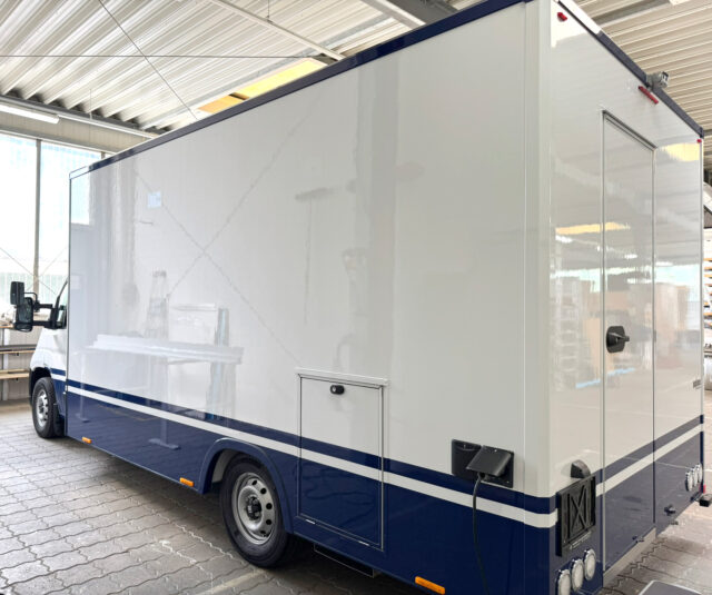 Rückseite außen eines Fischverkaufsmobils