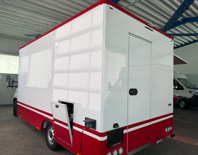 Rückwand außen eines Fleischverkaufsmobils