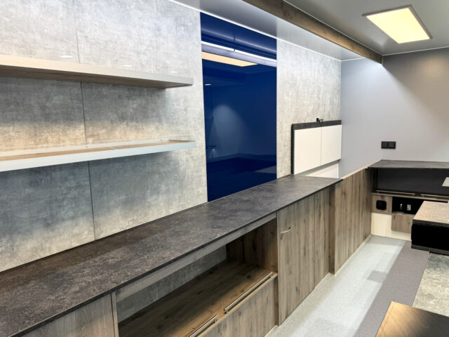 Rückwand mit Werbefläche und Warenauslage in einem Verkaufsfahrzeug Fisch