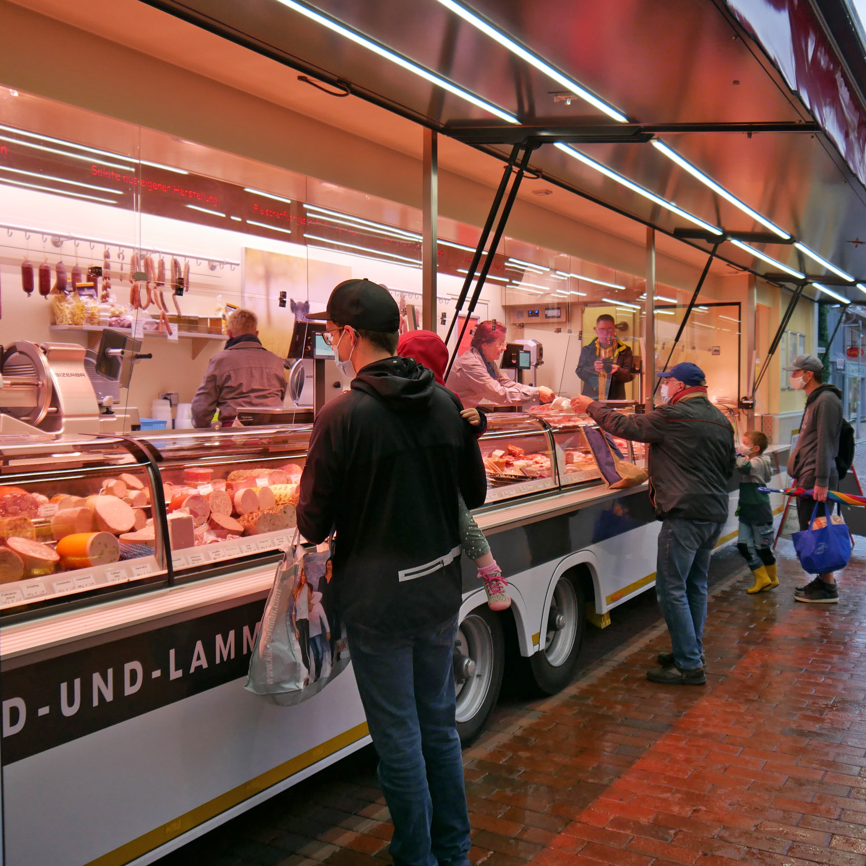 Sattelauflieger für den mobilen Fleischverkauf auf dem Wochenmarkt