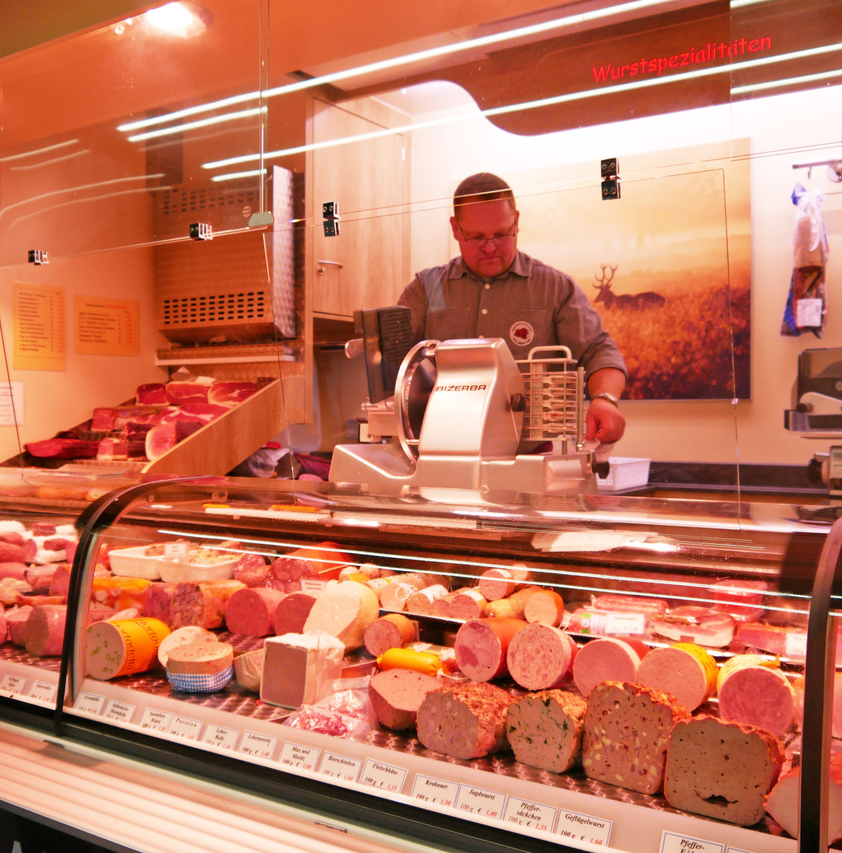 Sattelauflieger auf dem Wochenmarkt im Einsatz für den mobilen Fleischverkauf