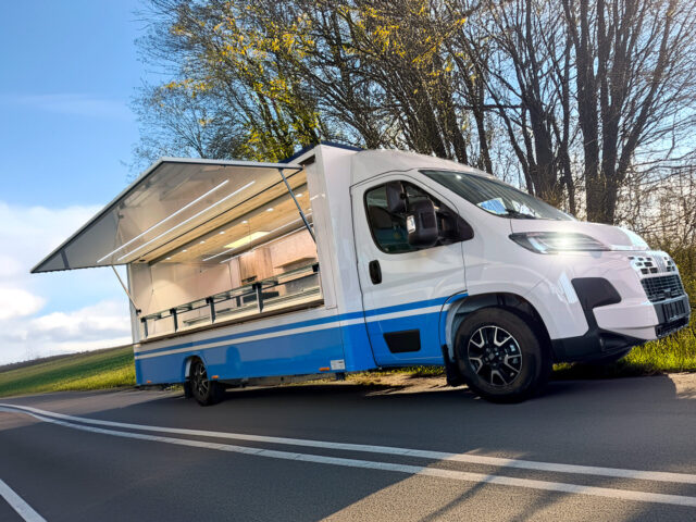 Schrägansicht Verkaufsfahrzeug Fisch auf einer Straße Borco Höhns SEICO Esselmann