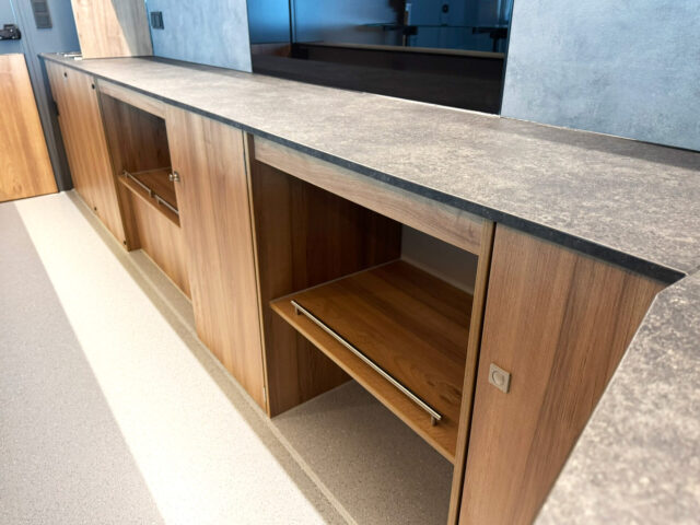 Schränke in einem Verkaufsfahrzeug mit Umluftkühlung