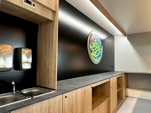 Schränke und Bullauge in einem Fischverkaufsmobil