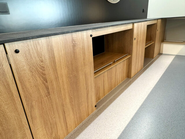 Schränke und Stauraum in einem Fischverkaufsmobil