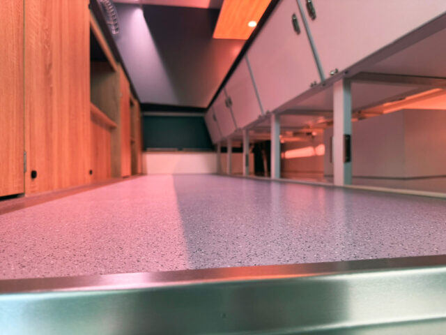 Schwellenloser Abschluss an der Tür eines Fleischverkaufsmobils