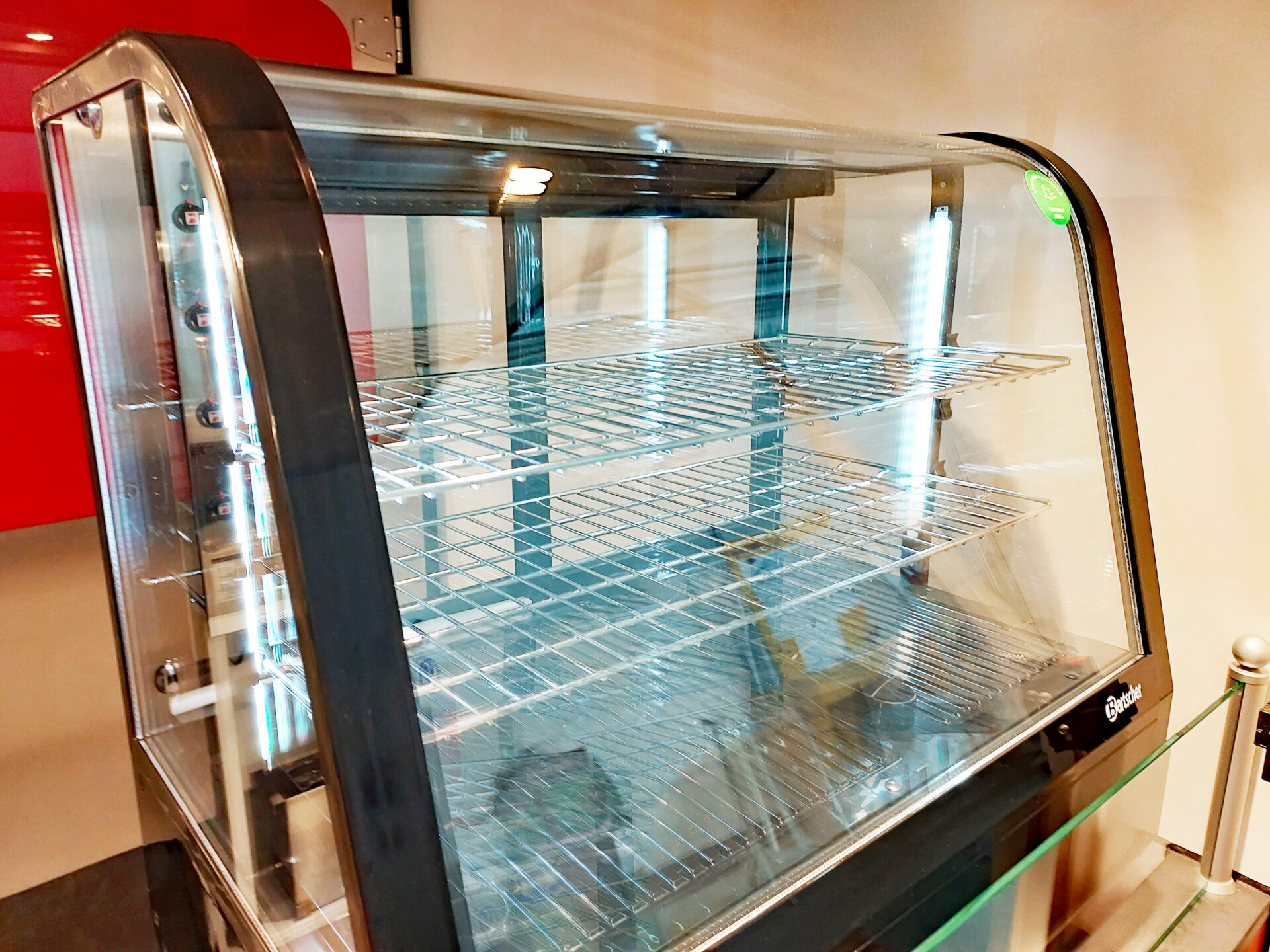 Sichtkühlvitreine für Salate in einem Grillmobil