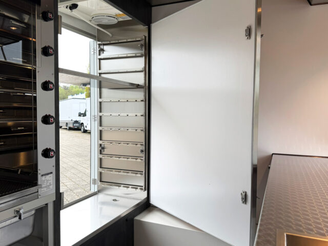 Spießkühlschrank in einem Hähnchengrillmobil