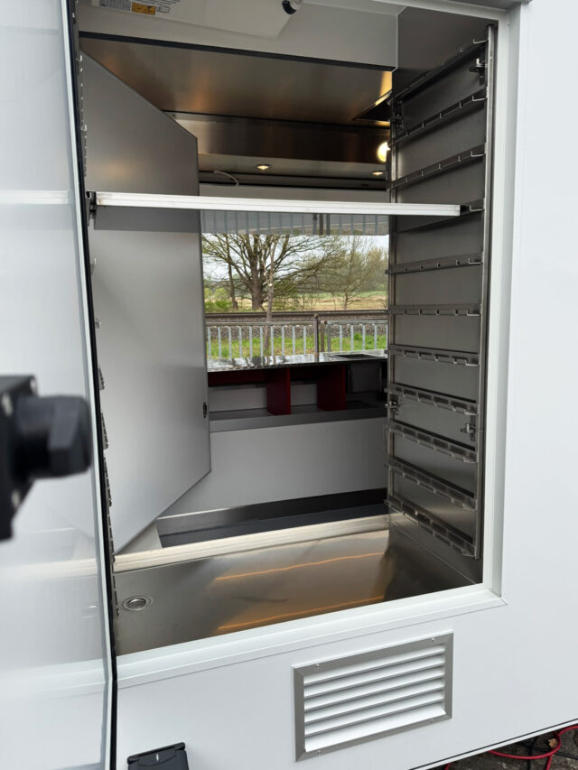 Spießkühlschrank in einem Hähnchengrillmobil, von außen zu beladen