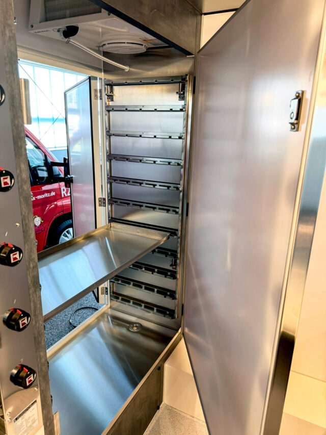 Spießkühlschrank mit Außenklappe in einem Hähnchengrillfahrzeug