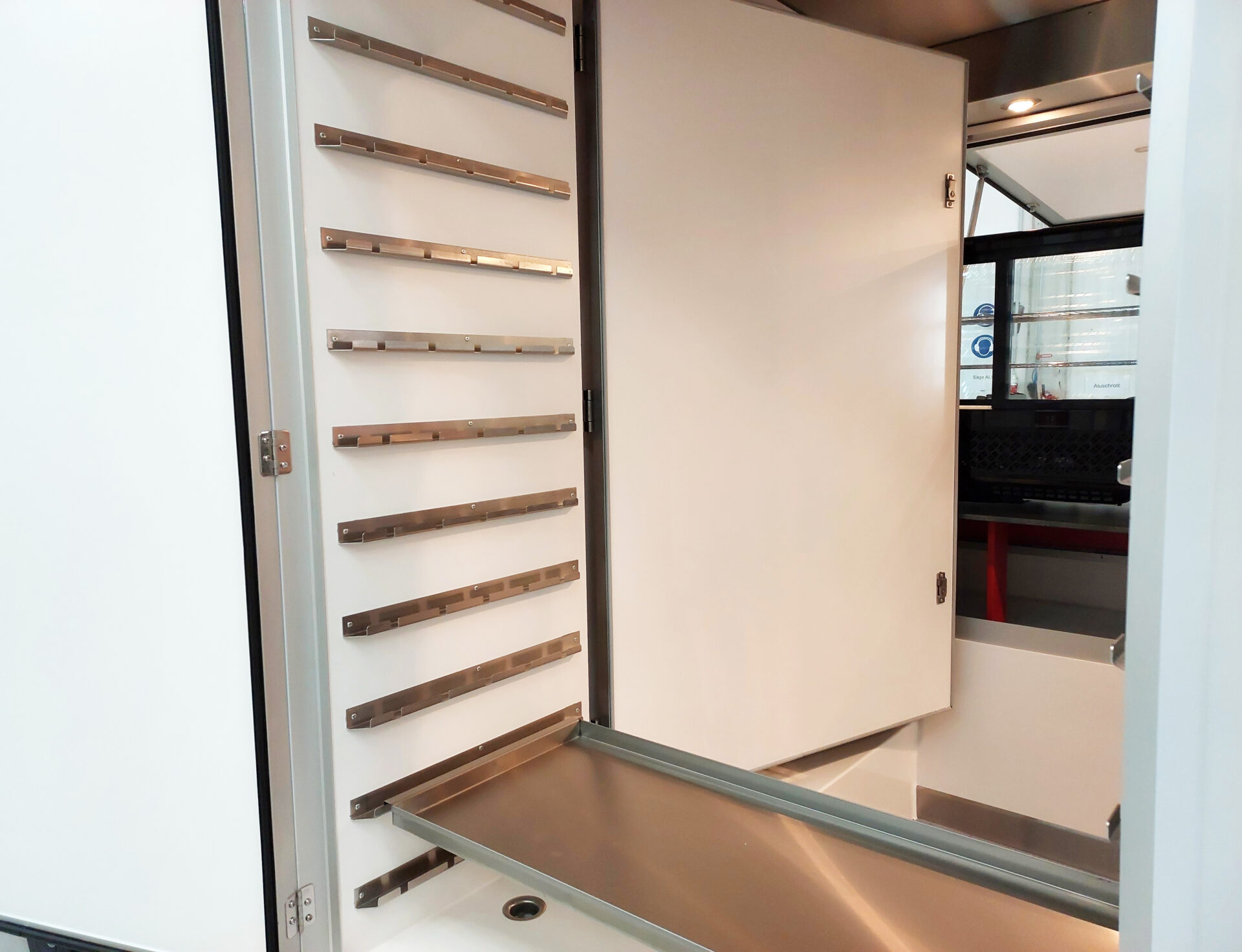 Spießkühlschrank mit Edelstahlwanne und Außen- und Innentür in einem Hähnchengrillwagen