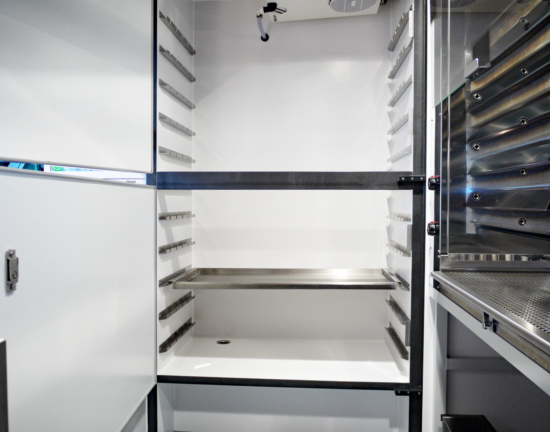 Innenansicht Kühlschrank für Hähnchenspieße