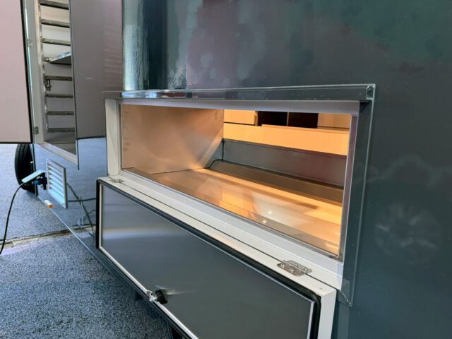 Spießwanne in einem Hähnchengrillfahrzeug
