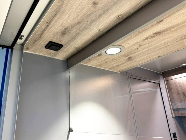 Steckdose im Dachbaumbord in einem Verkaufsfahrzeug Fisch