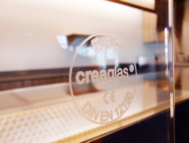 Stempel auf einer Glasscheibe im Verkaufsfahrzeug