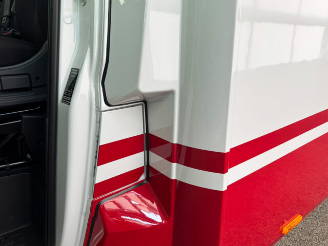 Tankdeckel in der Frontmaske eines Fleischverkaufsmobils