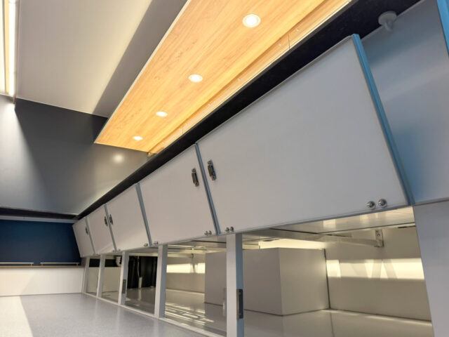 Theke mit Dachbaumbord in einem Verkaufsfahrzeug mit Umluftkühlung