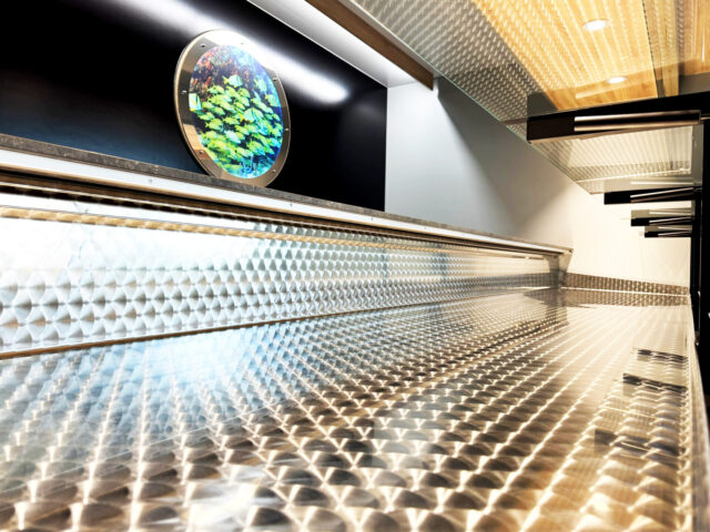 Thekenauslage Kühltheke in einem Fischverkaufsmobil