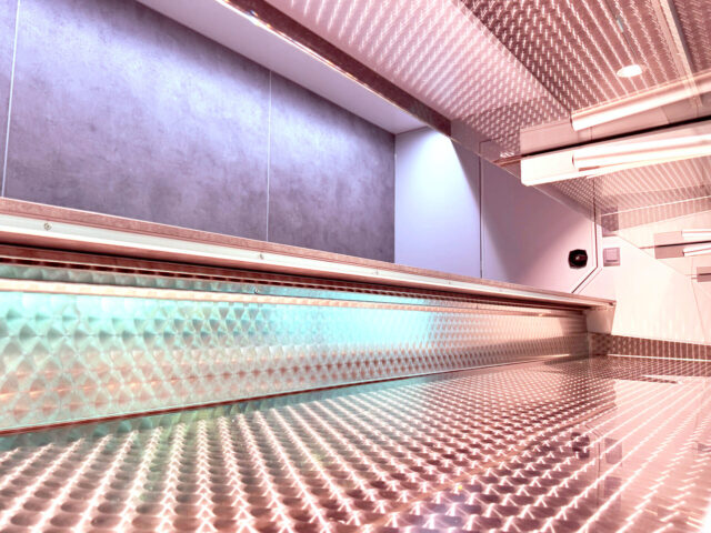 Thekenauslage in einem Tourenmobil mit Kühltheke