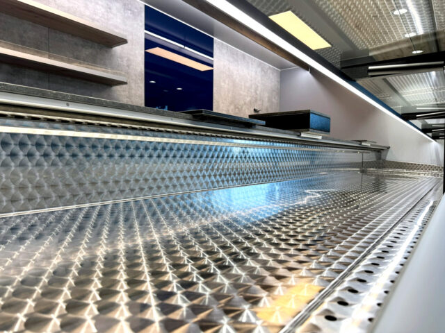 Thekenauslage in einem Verkaufsfahrzeug Fisch