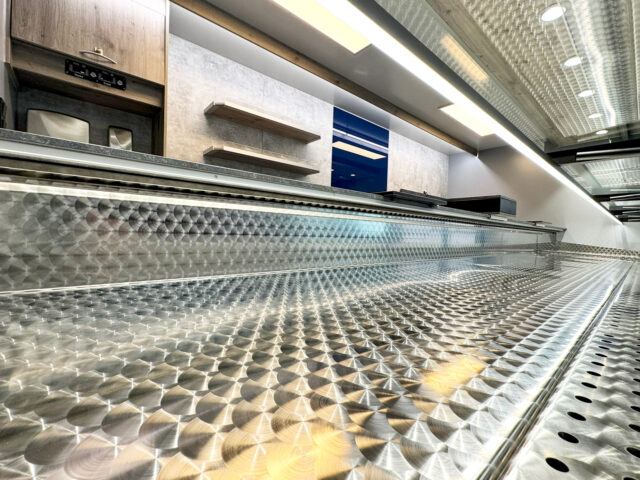 Thekenauslage mit Extra Licht im Verkaufswagen Fisch