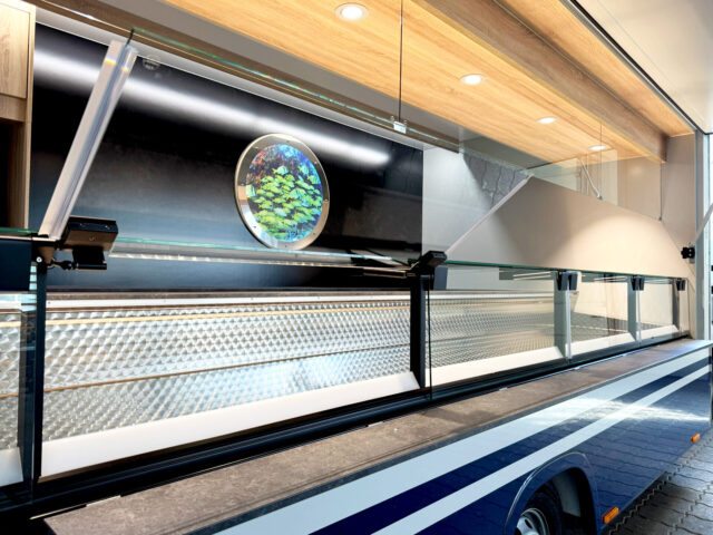 Thekenverglasung in einem Fischverkaufsmobil