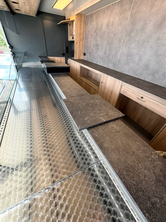 Platten für Waagen und Kassen sowie zum Schneiden in einem Food Truck mit Kühltheke